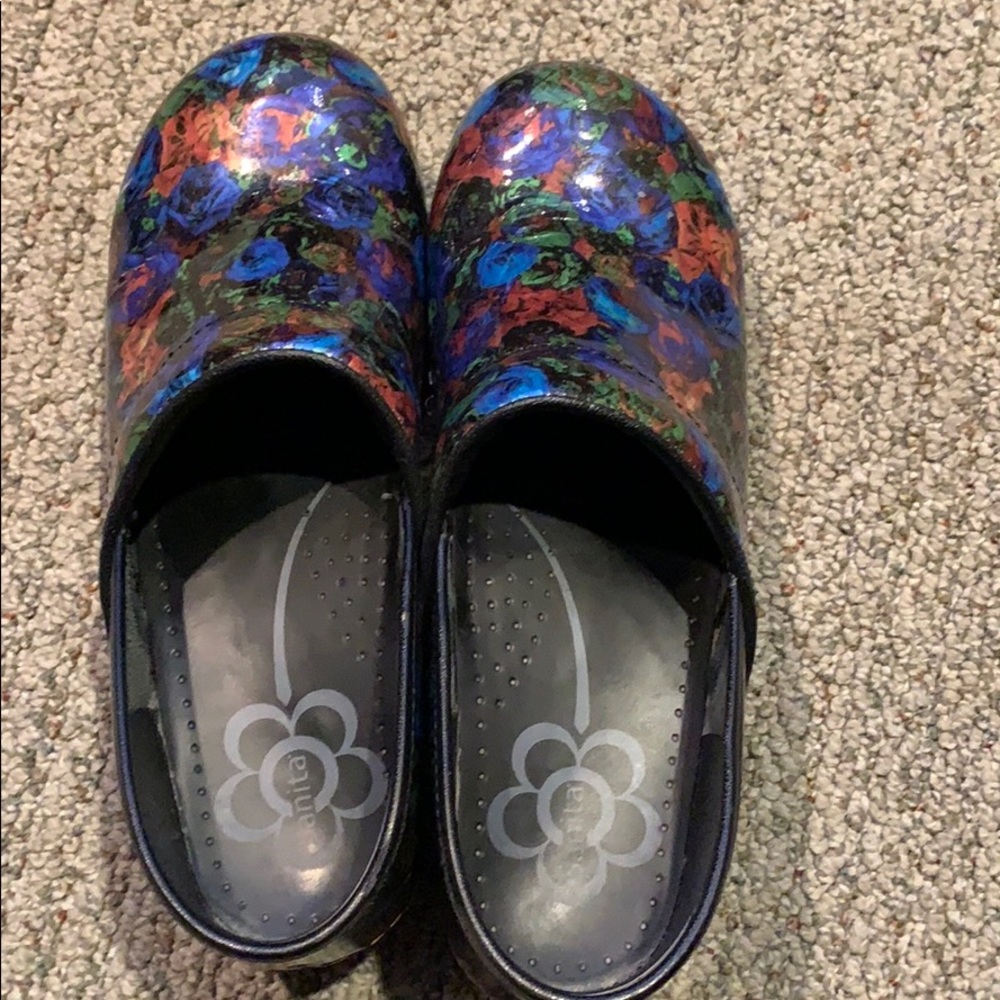 sanita clogs